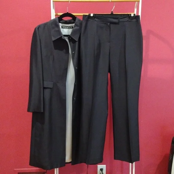 Tahari women's silk navy blue 2-piece suit. EUC. Size 10.